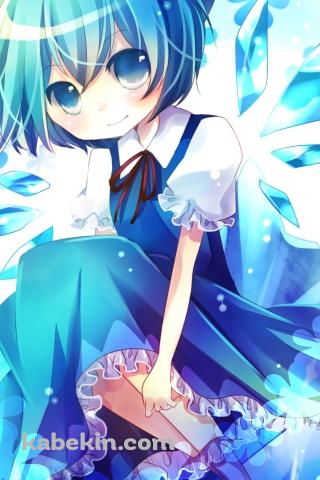 クリクリした瞳の青いドレスを着たチルノ / 東方のAndroidの壁紙(320px x 480px) スマホ用