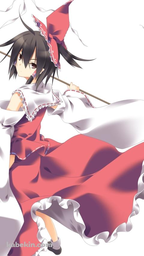 振り返りこちらを見つめるかっこいい博麗霊夢 / 東方のAndroidの壁紙(480px x 854px) スマホ用