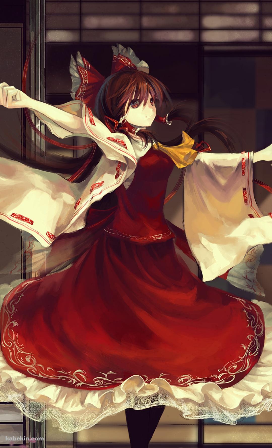 水際でお札を撒き散らして舞う博麗霊夢 / 綺麗 / 東方のAndroidの壁紙(1080px x 1776px) スマホ用