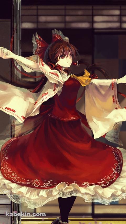 水際でお札を撒き散らして舞う博麗霊夢 / 綺麗 / 東方のAndroidの壁紙(480px x 854px) スマホ用