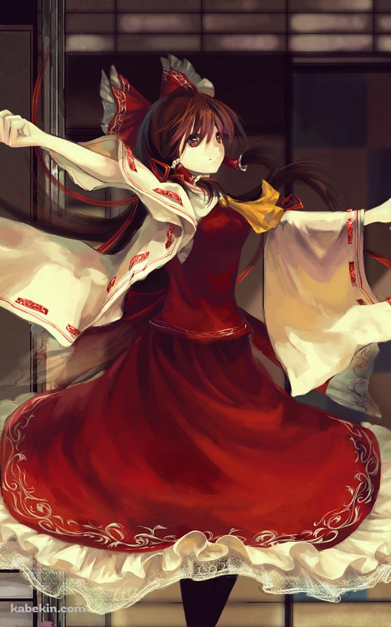 水際でお札を撒き散らして舞う博麗霊夢 / 綺麗 / 東方のAndroidの壁紙(800px x 1280px) スマホ用