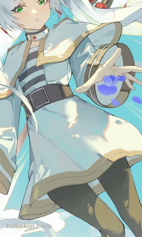 蒼月草に手を伸ばす可愛いフリーレン / 葬送のフリーレンのAndroidの壁紙(480px x 800px) スマホ用