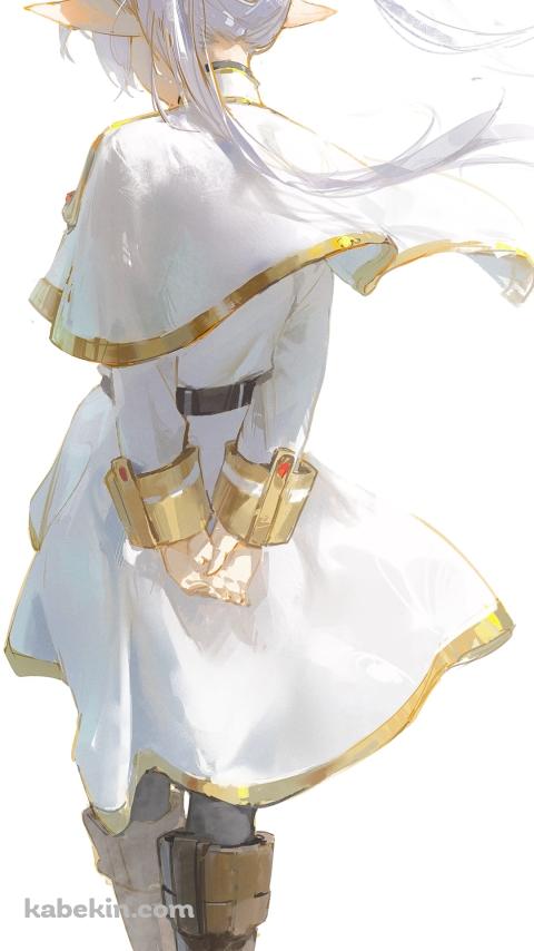 後ろ手を組んで歩くフリーレンの後ろ姿 / 葬送のフリーレンのAndroidの壁紙(480px x 854px) スマホ用