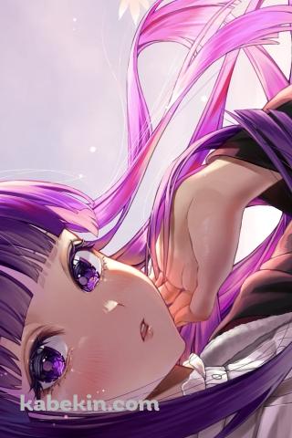 紅葉とこちらを見つめる可愛いフェルン / 葬送のフリーレンのAndroidの壁紙(320px x 480px) スマホ用