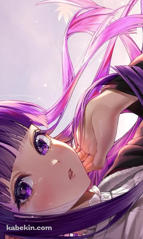 紅葉とこちらを見つめる可愛いフェルン / 葬送のフリーレンのAndroidの壁紙(480px x 800px) スマホ用