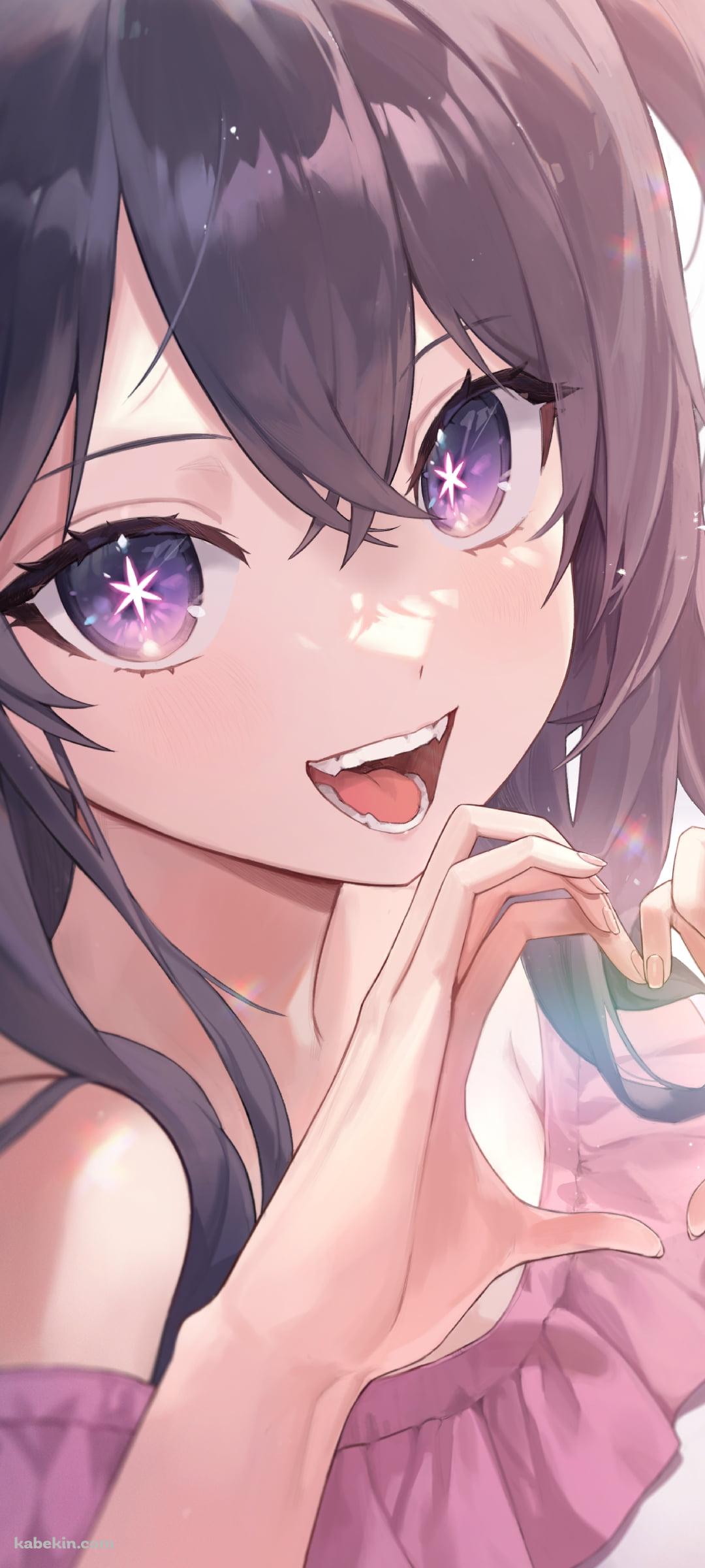 ピンクの花びらと手でハートを作る笑顔の星野アイ / 推しの子のAndroidの壁紙(1080px x 2400px) スマホ用