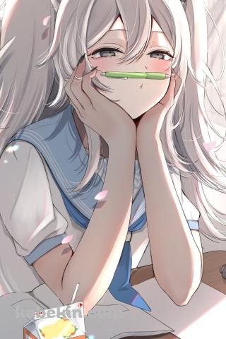 鼻と口の間に緑のシャーペンをはさんで頬杖をつく獅白ぼたん / ほろはにヶ丘高校の日常 / ホロライブ / バーチャルYouTuber / VtuberのAndroidの壁紙(320px x 480px) スマホ用