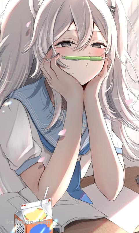 鼻と口の間に緑のシャーペンをはさんで頬杖をつく獅白ぼたん / ほろはにヶ丘高校の日常 / ホロライブ / バーチャルYouTuber / VtuberのAndroidの壁紙(480px x 800px) スマホ用