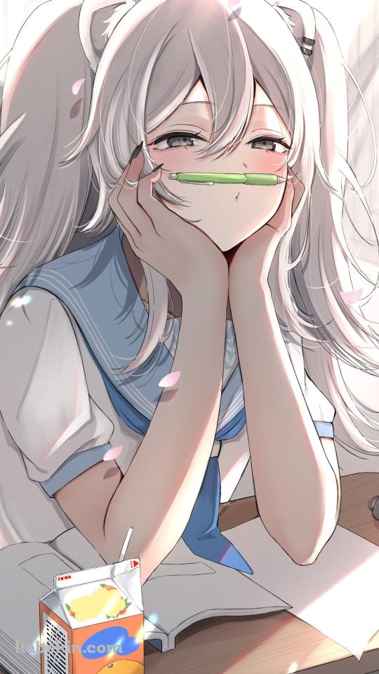 鼻と口の間に緑のシャーペンをはさんで頬杖をつく獅白ぼたん / ほろはにヶ丘高校の日常 / ホロライブ / バーチャルYouTuber / VtuberのAndroidの壁紙(540px x 960px) スマホ用