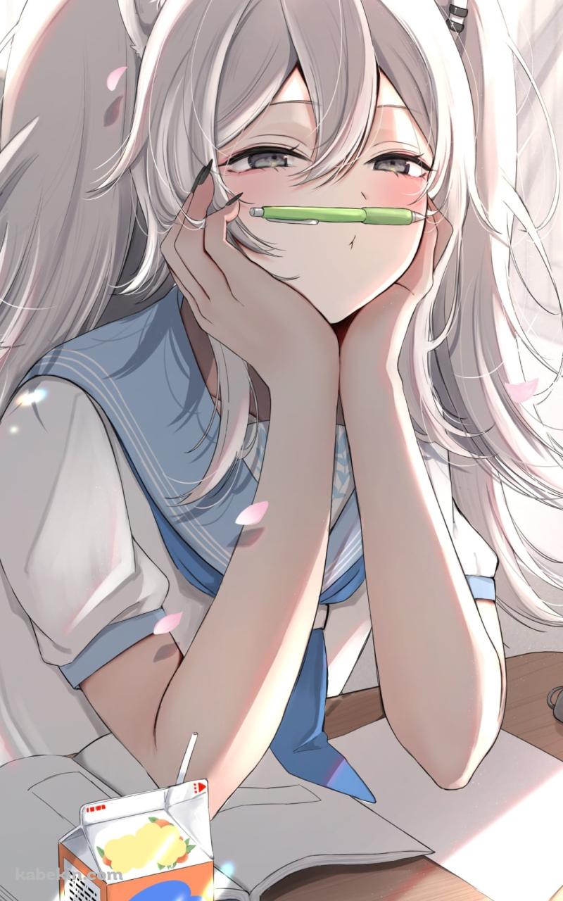 鼻と口の間に緑のシャーペンをはさんで頬杖をつく獅白ぼたん / ほろはにヶ丘高校の日常 / ホロライブ / バーチャルYouTuber / VtuberのAndroidの壁紙(800px x 1280px) スマホ用