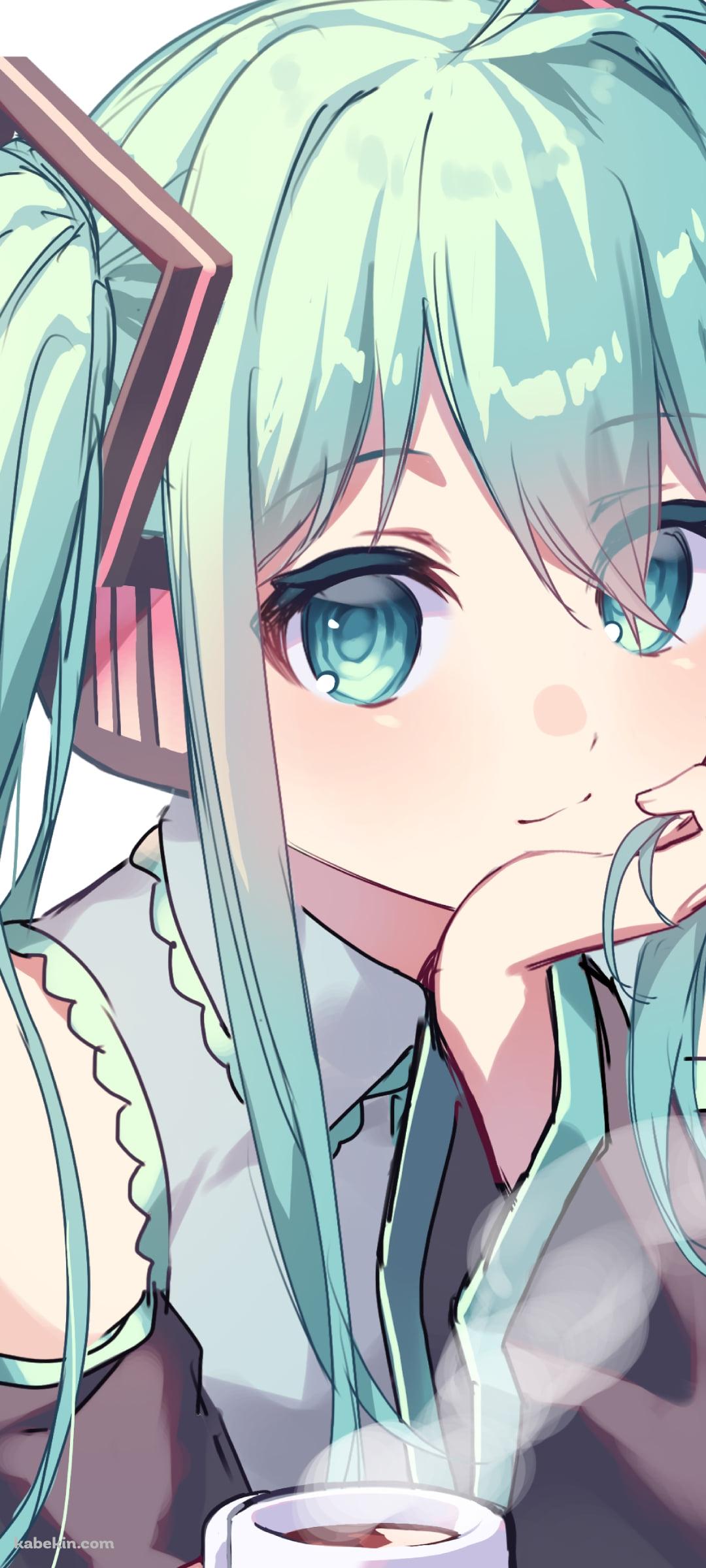 頬杖をつく可愛い初音ミク / ホットコーヒー / ボカロのAndroidの壁紙(1080px x 2400px) スマホ用