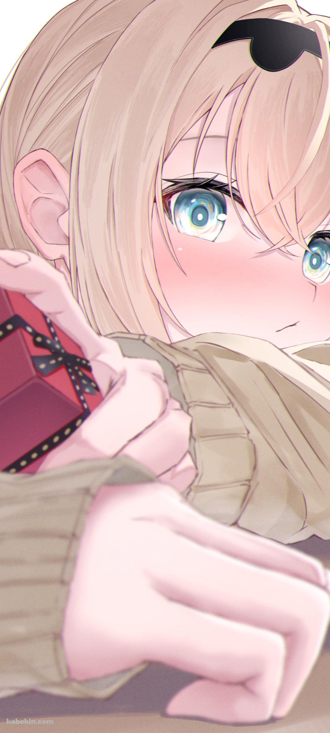 顔を赤らめて小さな赤いプレゼントの箱を持つ風真いろは / ホロライブ / バーチャルYouTuber / VtuberのAndroidの壁紙(1080px x 2400px) スマホ用