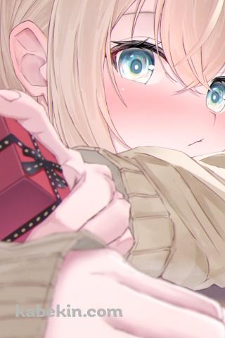 顔を赤らめて小さな赤いプレゼントの箱を持つ風真いろは / ホロライブ / バーチャルYouTuber / VtuberのAndroidの壁紙(320px x 480px) スマホ用