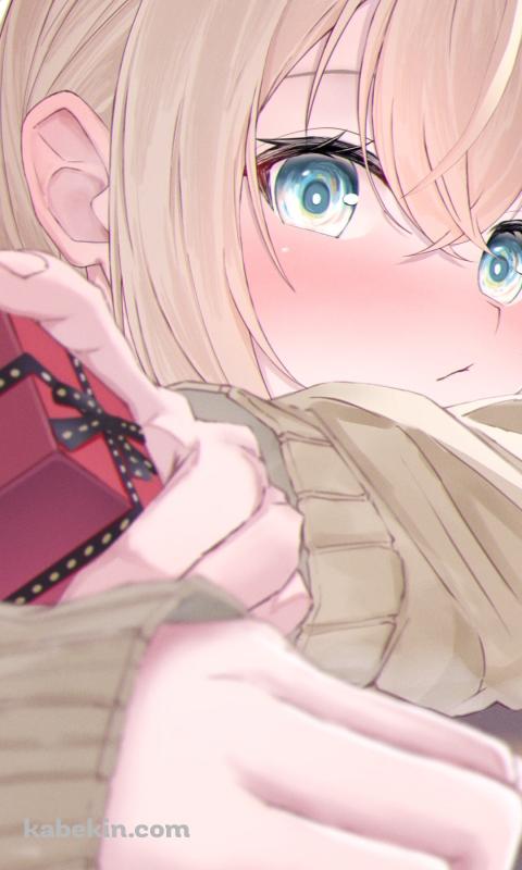 顔を赤らめて小さな赤いプレゼントの箱を持つ風真いろは / ホロライブ / バーチャルYouTuber / VtuberのAndroidの壁紙(480px x 800px) スマホ用