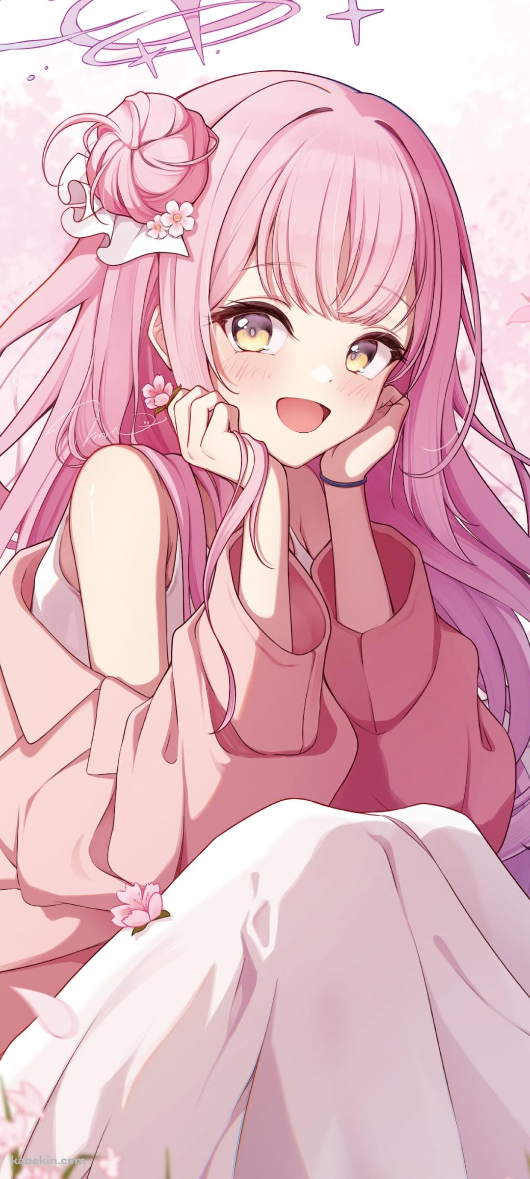 ピンクの花に囲まれた笑顔の聖園ミカ / ブルーアーカイブのAndroidの壁紙(1080px x 2400px) スマホ用