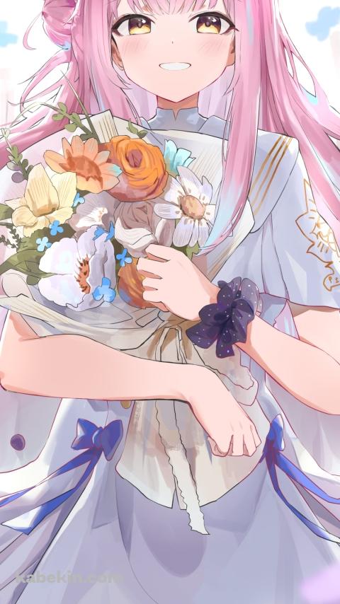 オレンジ・白の花束を持つ笑顔の聖園ミカ / ブルーアーカイブのAndroidの壁紙(480px x 854px) スマホ用