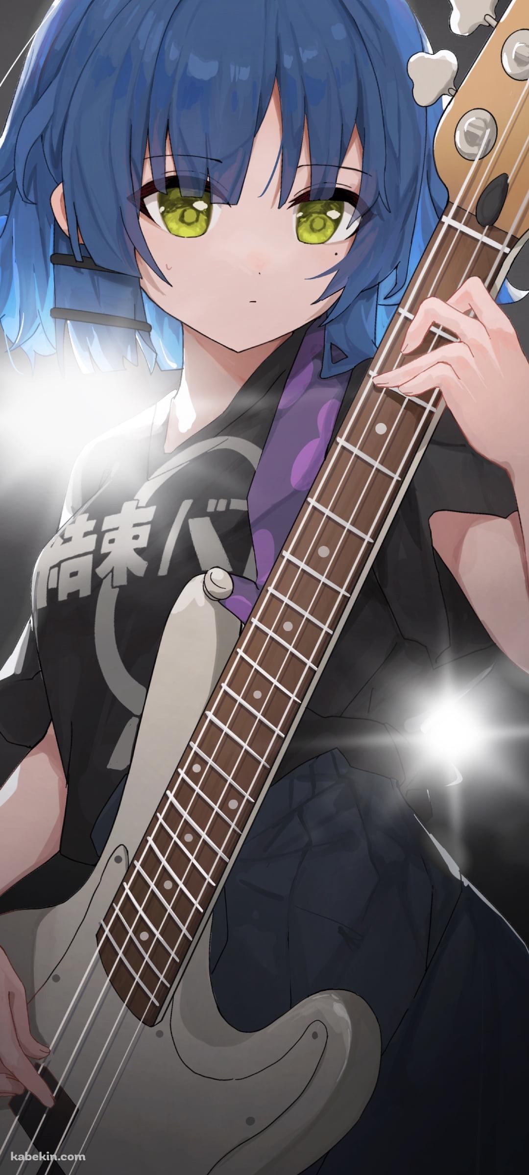 白いベースを弾く山田リョウ / ぼっち・ざ・ろっく!のAndroidの壁紙(1080px x 2400px) スマホ用