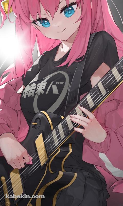 黒いエレキギターを弾く後藤ひとり / ピンクの髪色 / 結束バンド / ぼっち・ざ・ろっく!のAndroidの壁紙(480px x 800px) スマホ用