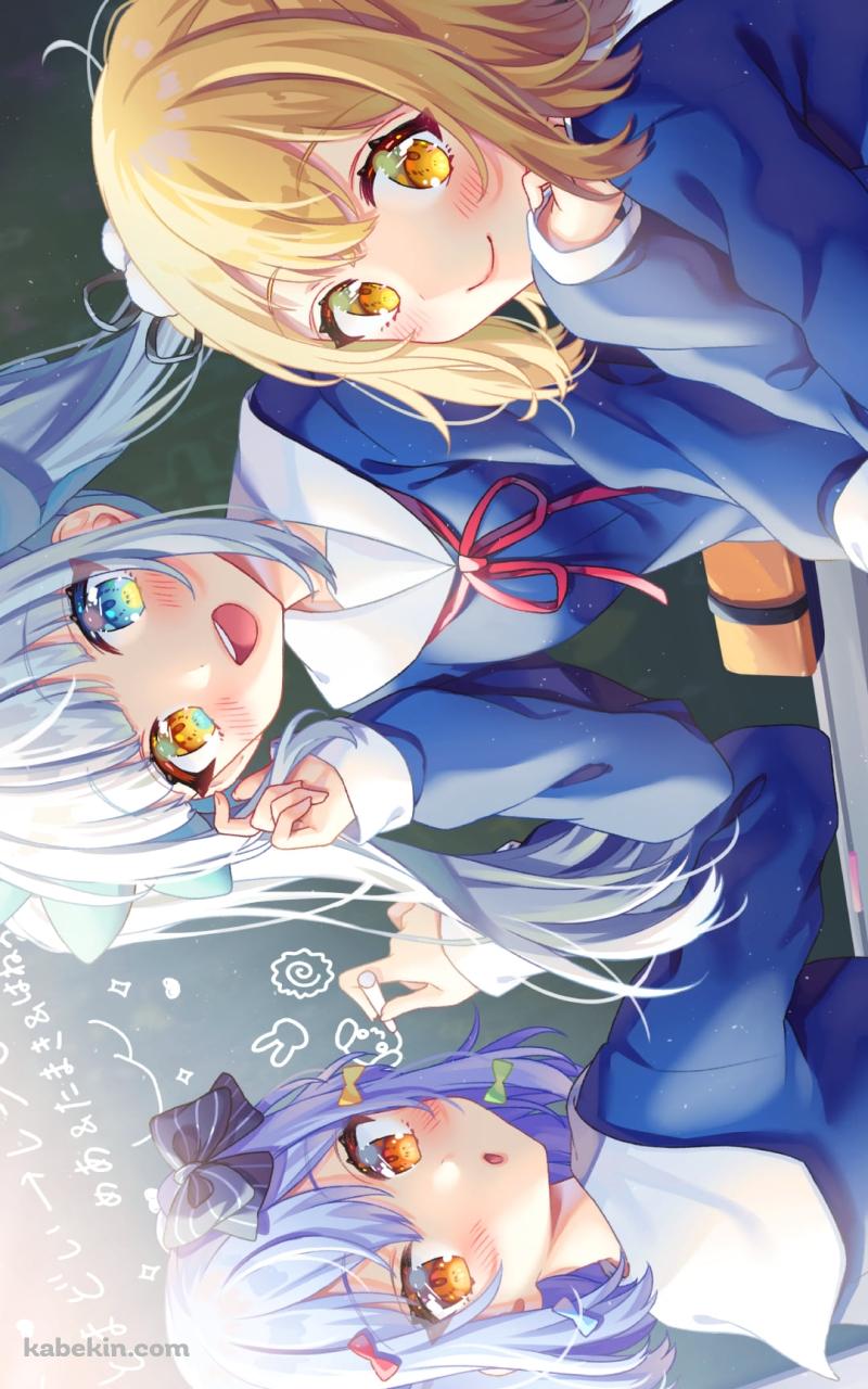 黒板の前に集まる神楽めあ / 犬山たまき / 因幡はねる / バーチャルYouTuber / VtuberのAndroidの壁紙(800px x 1280px) スマホ用