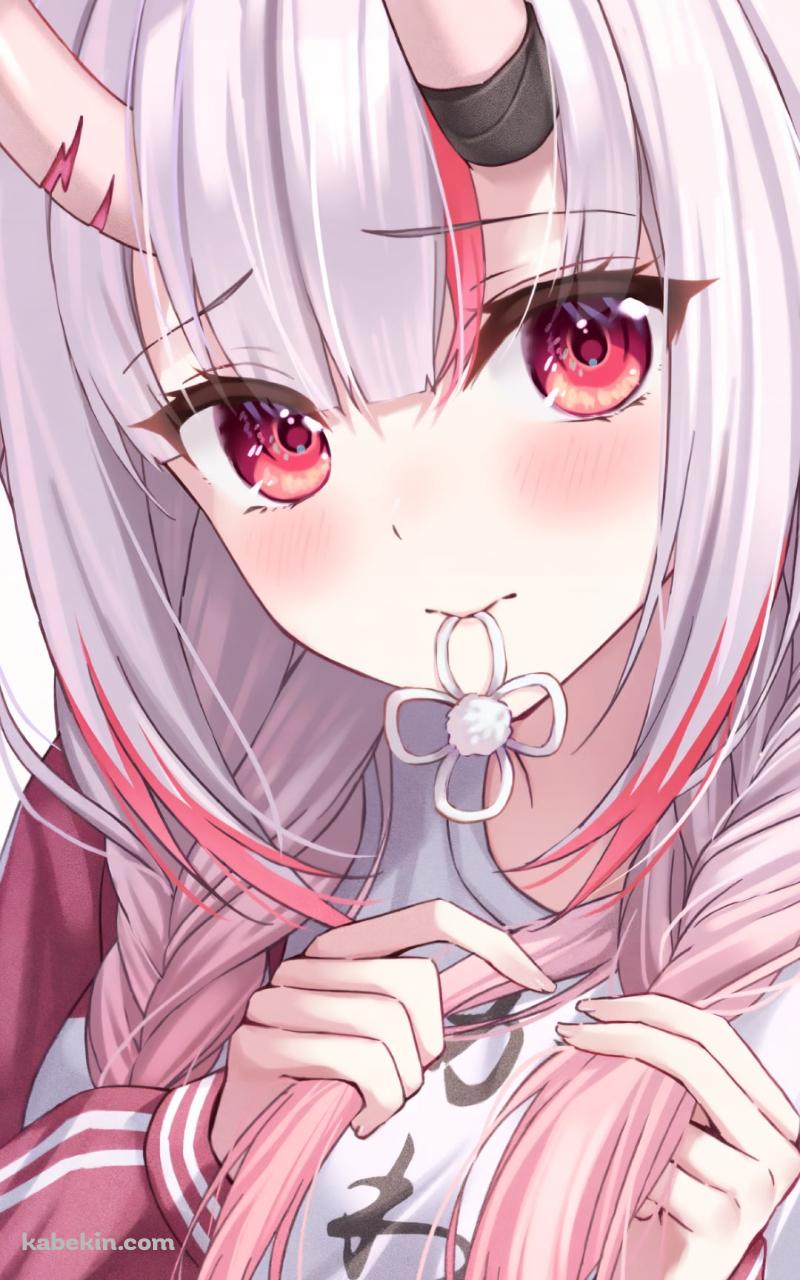 ヘアピンを咥え髪を結わく百鬼あやめ / バーチャルYouTuber / ホロライブ / VtuberのAndroidの壁紙(800px x 1280px) スマホ用