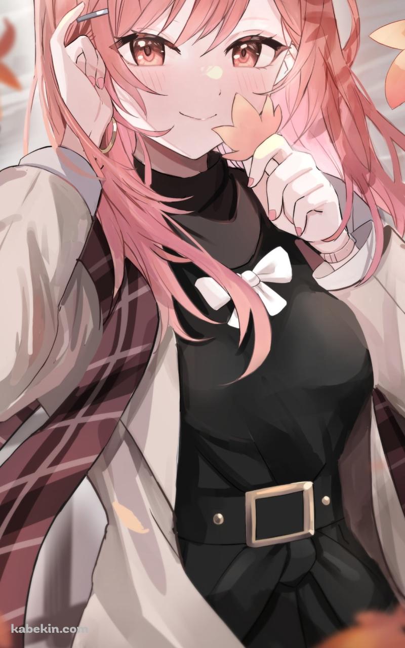 紅葉を持ち微笑む一条莉々華 / ホロライブ / バーチャルYouTuber / VtuberのAndroidの壁紙(800px x 1280px) スマホ用