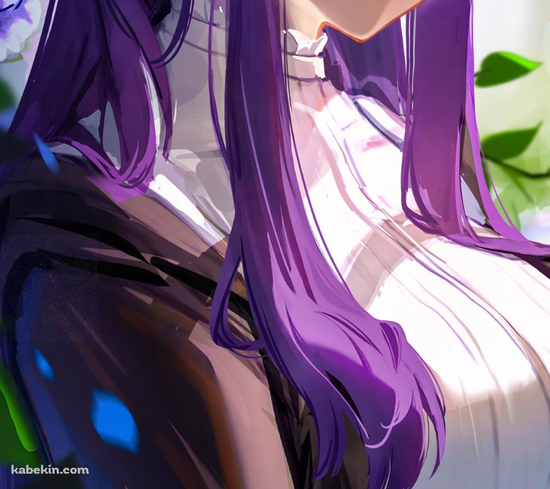紫の紫陽花とこちらを見つめるフェルン / 葬送のフリーレンのAndroidの壁紙(1080px x 960px) スマホ用