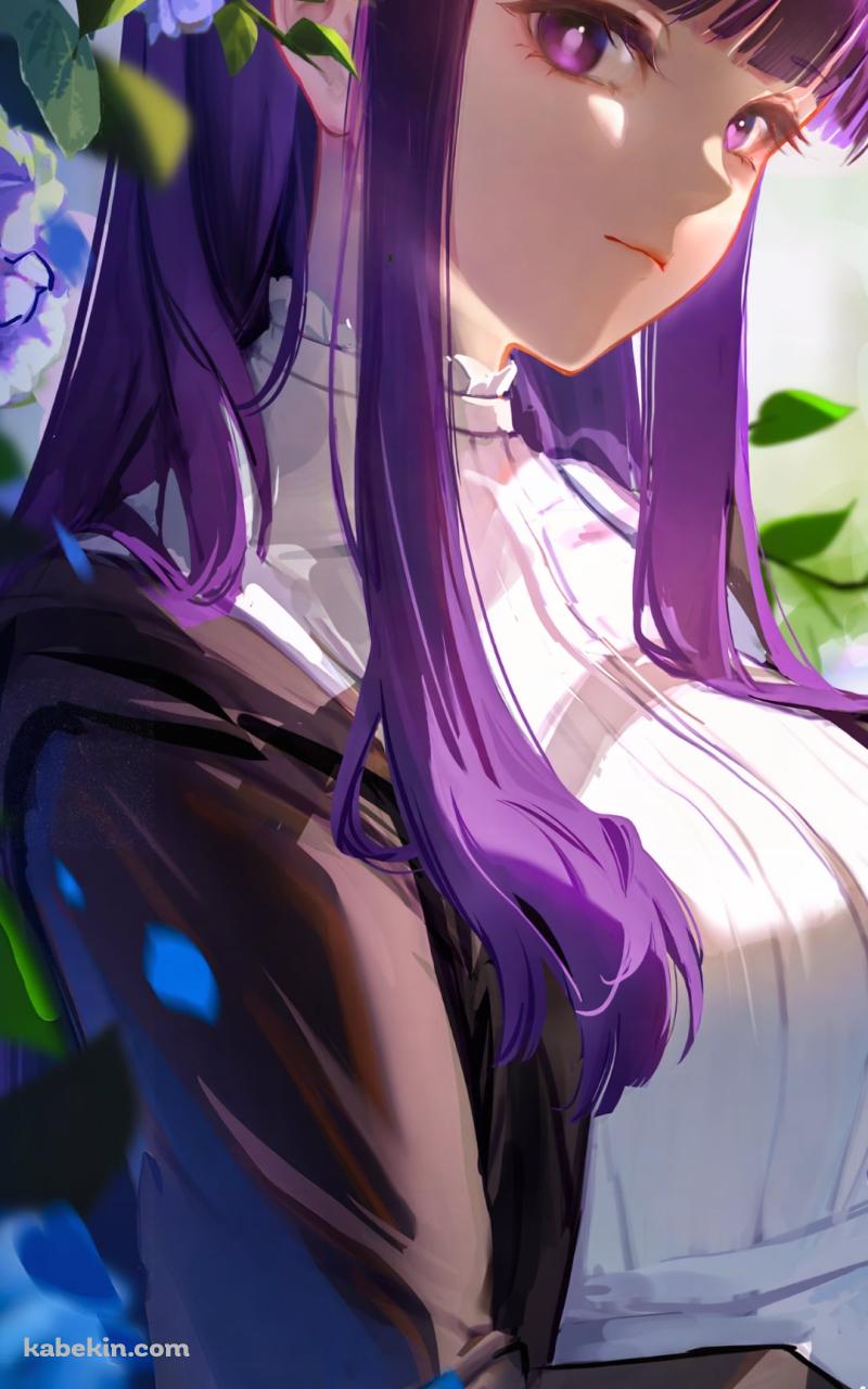 紫の紫陽花とこちらを見つめるフェルン / 葬送のフリーレンのAndroidの壁紙(800px x 1280px) スマホ用