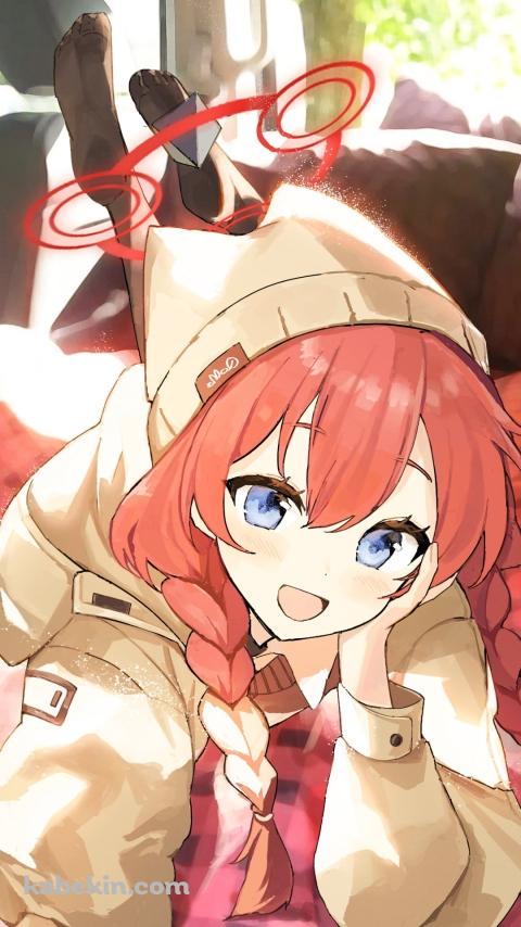 キャンピングカーの後部座席でリラックスする小塗マキ / ブルーアーカイブのAndroidの壁紙(480px x 854px) スマホ用