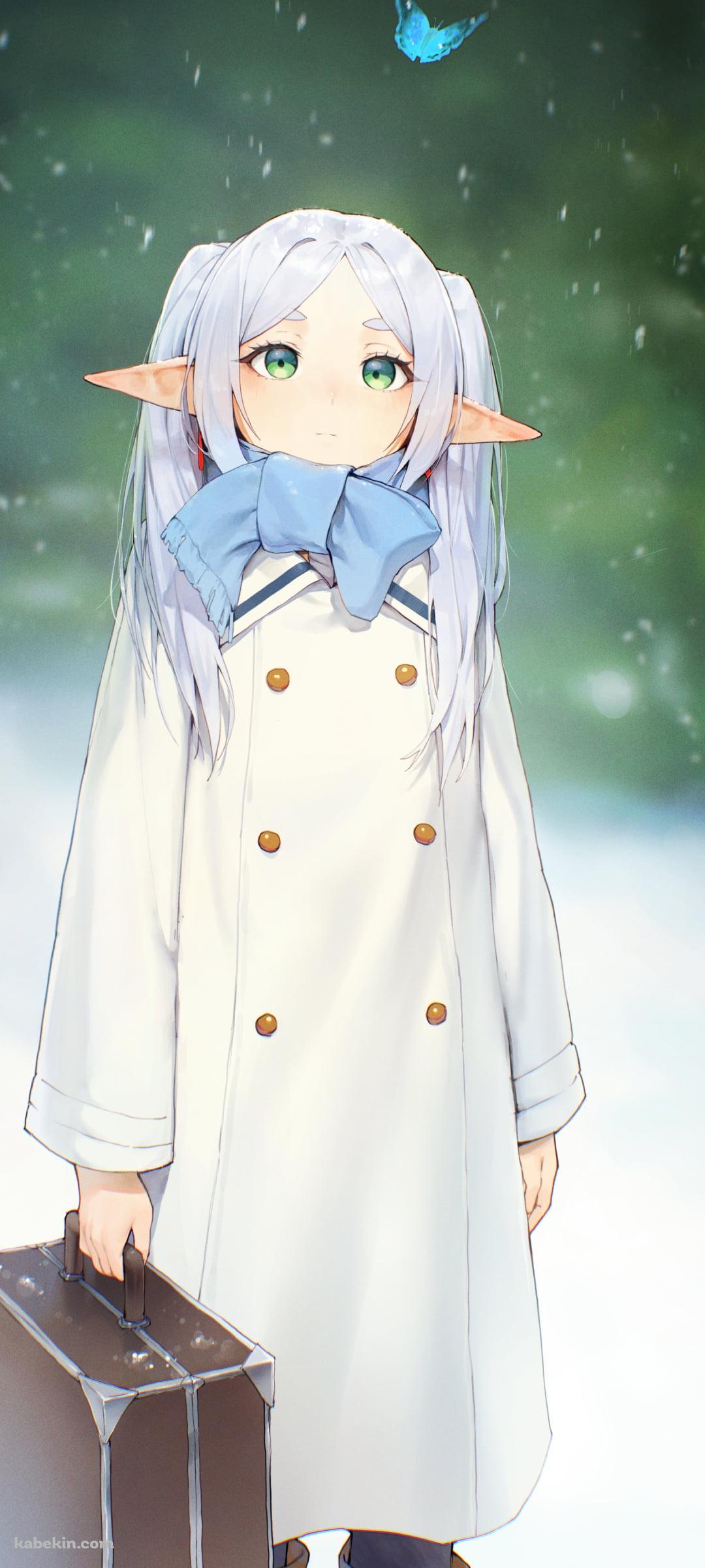 雪の中、青い蝶を見るボストンバッグを持つフリーレン / 葬送のフリーレンのAndroidの壁紙(1080px x 2400px) スマホ用