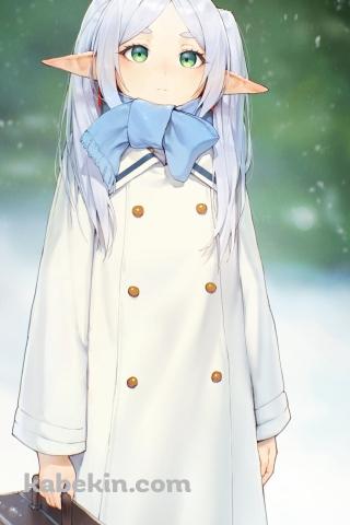 雪の中、青い蝶を見るボストンバッグを持つフリーレン / 葬送のフリーレンのAndroidの壁紙(320px x 480px) スマホ用
