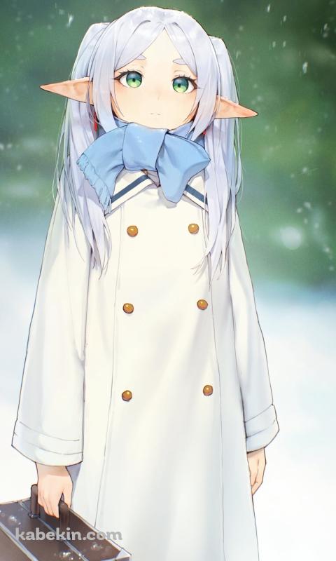 雪の中、青い蝶を見るボストンバッグを持つフリーレン / 葬送のフリーレンのAndroidの壁紙(480px x 800px) スマホ用