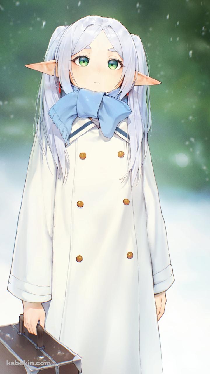 雪の中、青い蝶を見るボストンバッグを持つフリーレン / 葬送のフリーレンのAndroidの壁紙(720px x 1280px) スマホ用