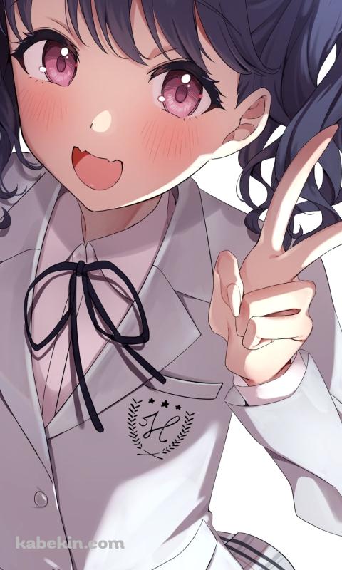 ピースをする制服姿の福丸小糸 / アイドルマスターのAndroidの壁紙(480px x 800px) スマホ用