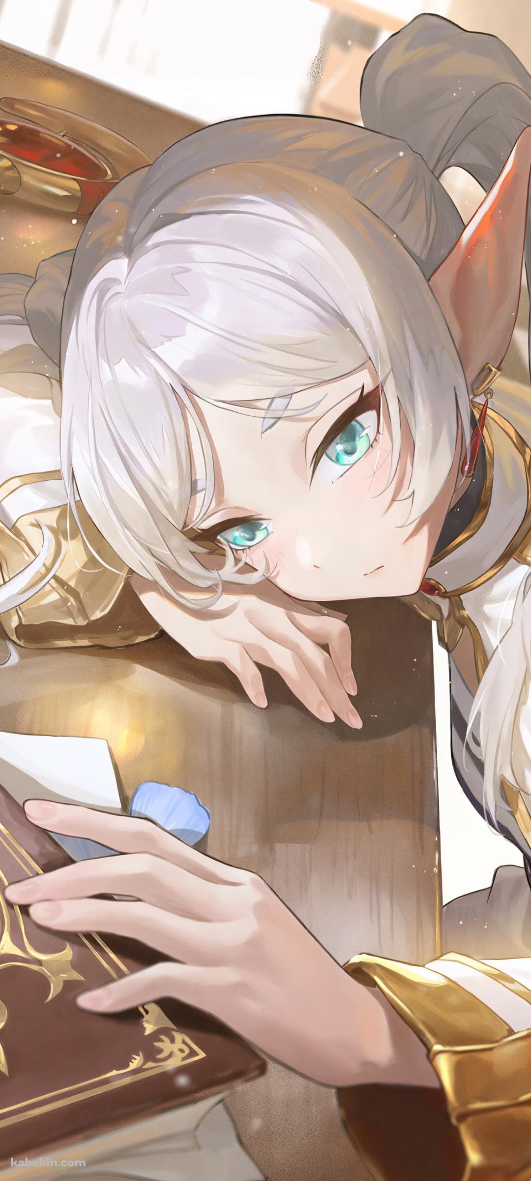 机にもたれ魔導書をめくるフリーレン / 葬送のフリーレンのAndroidの壁紙(1080px x 2400px) スマホ用