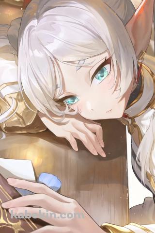 机にもたれ魔導書をめくるフリーレン / 葬送のフリーレンのAndroidの壁紙(320px x 480px) スマホ用