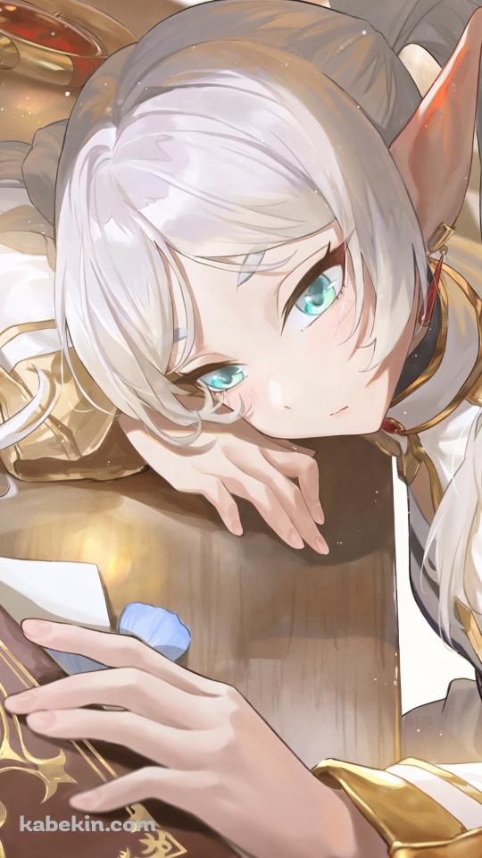 机にもたれ魔導書をめくるフリーレン / 葬送のフリーレンのAndroidの壁紙(540px x 960px) スマホ用