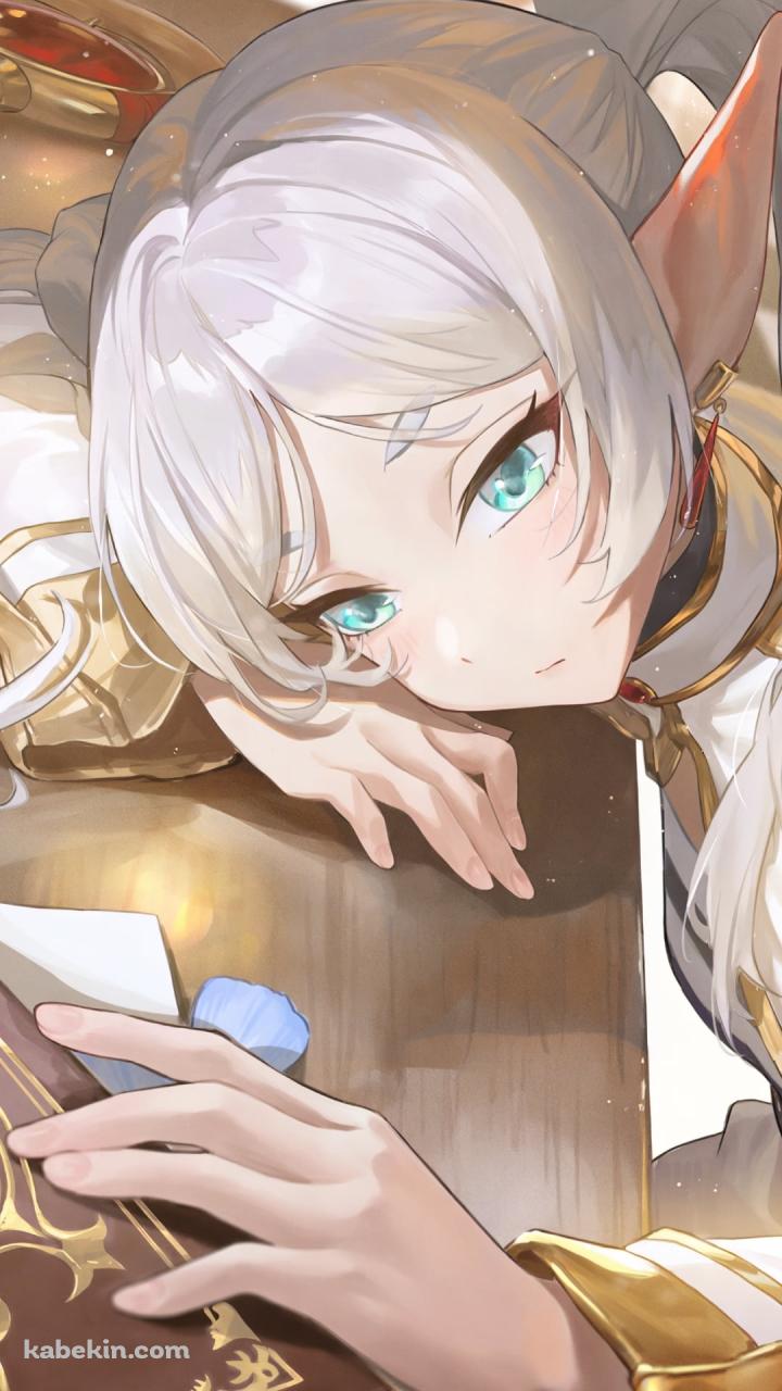 机にもたれ魔導書をめくるフリーレン / 葬送のフリーレンのAndroidの壁紙(720px x 1280px) スマホ用