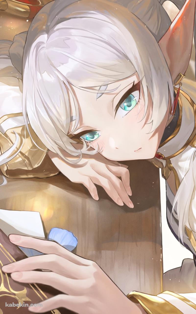 机にもたれ魔導書をめくるフリーレン / 葬送のフリーレンのAndroidの壁紙(800px x 1280px) スマホ用