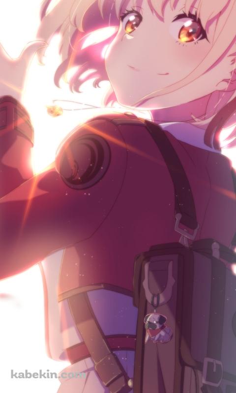 振り向いて手を振る錦木千束 / リコリス・リコイルのAndroidの壁紙(480px x 800px) スマホ用