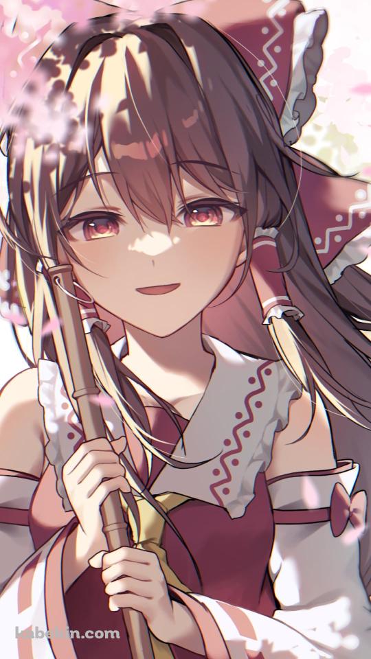 桜の花とホウキを持つ笑顔の博麗霊夢 / 東方のAndroidの壁紙(540px x 960px) スマホ用