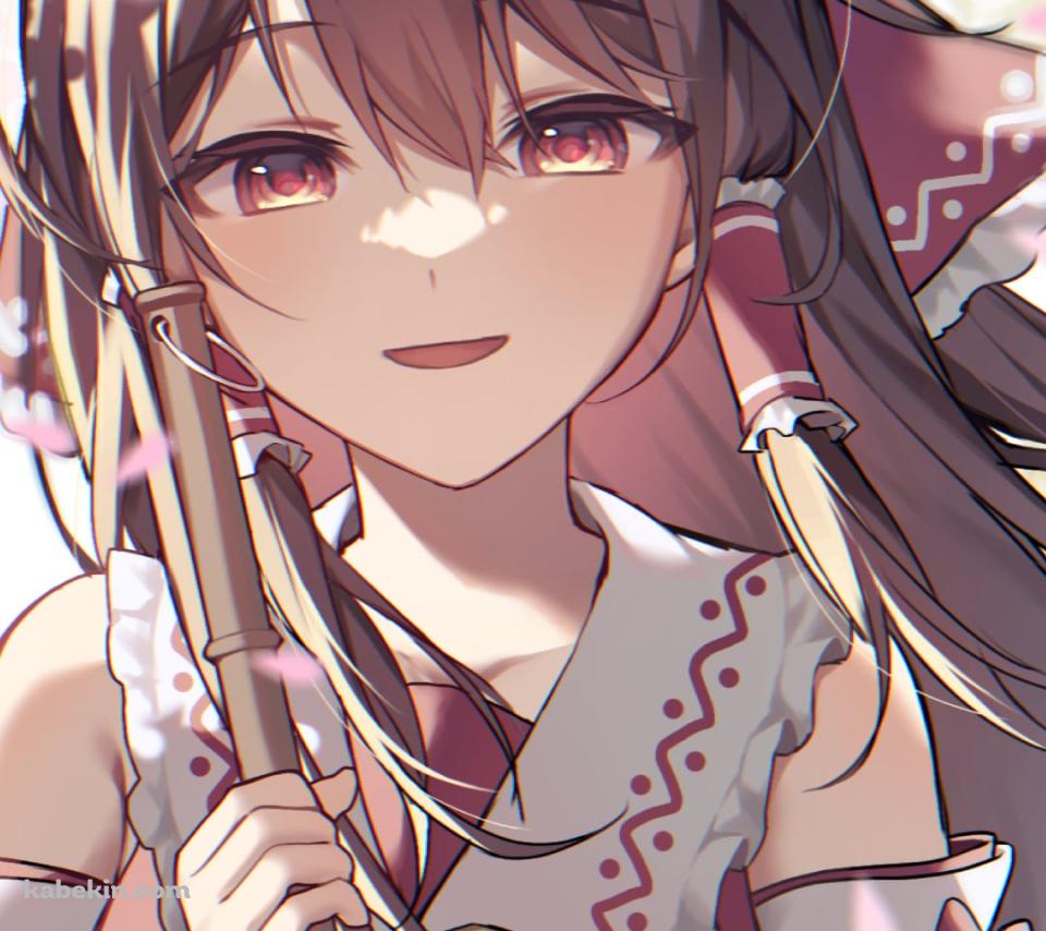 桜の花とホウキを持つ笑顔の博麗霊夢 / 東方のAndroidの壁紙(960px x 854px) スマホ用