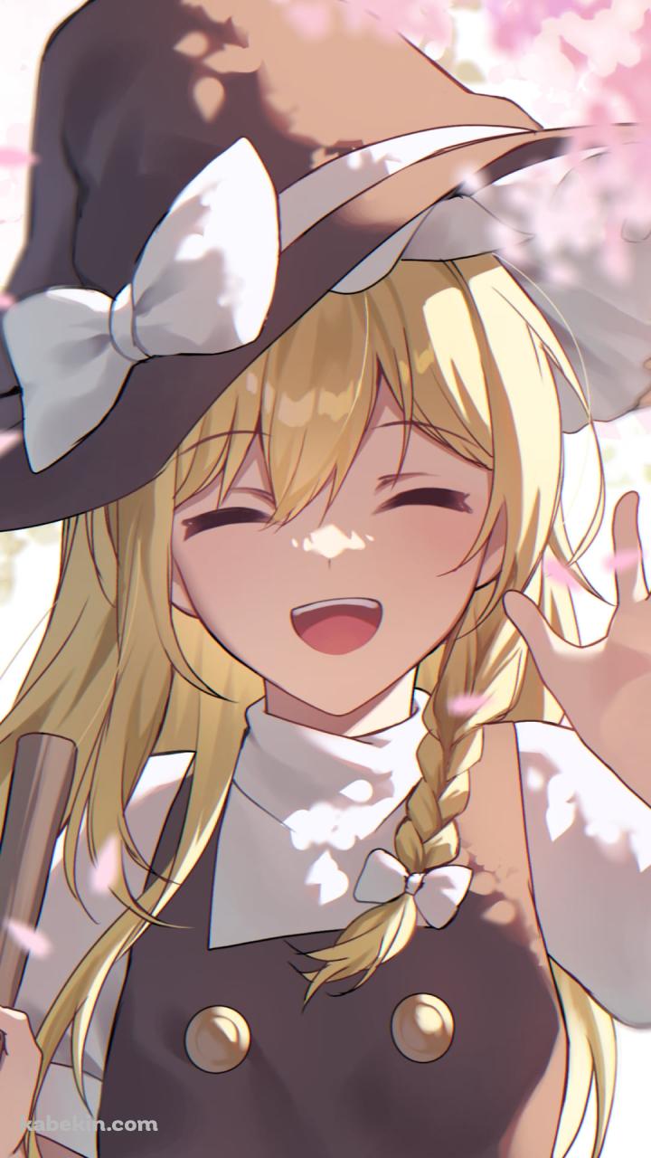 桜の花と左手で手を振る笑顔の霧雨魔理沙 / 東方のAndroidの壁紙(720px x 1280px) スマホ用