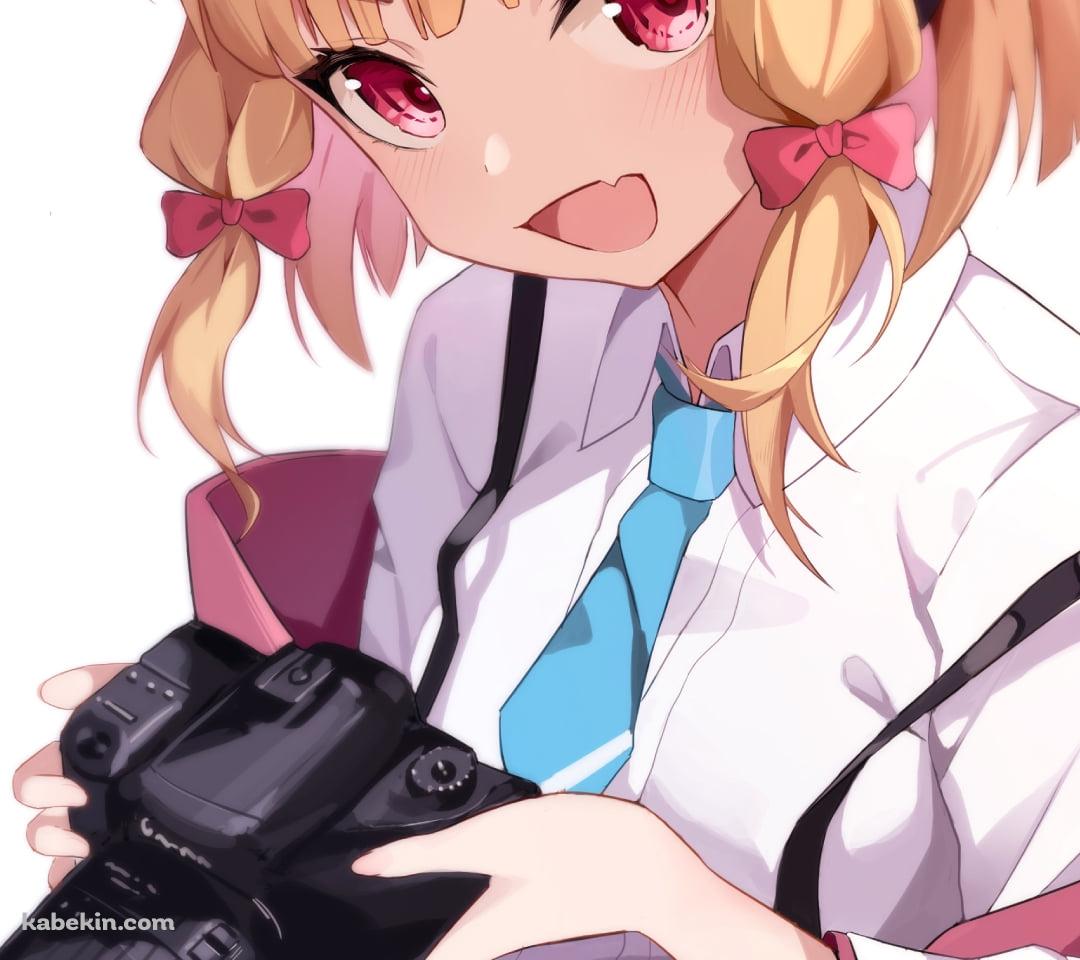 一眼レフカメラを持ちこちらを見つめる笑顔の才羽モモイ / ブルーアーカイブのAndroidの壁紙(1080px x 960px) スマホ用