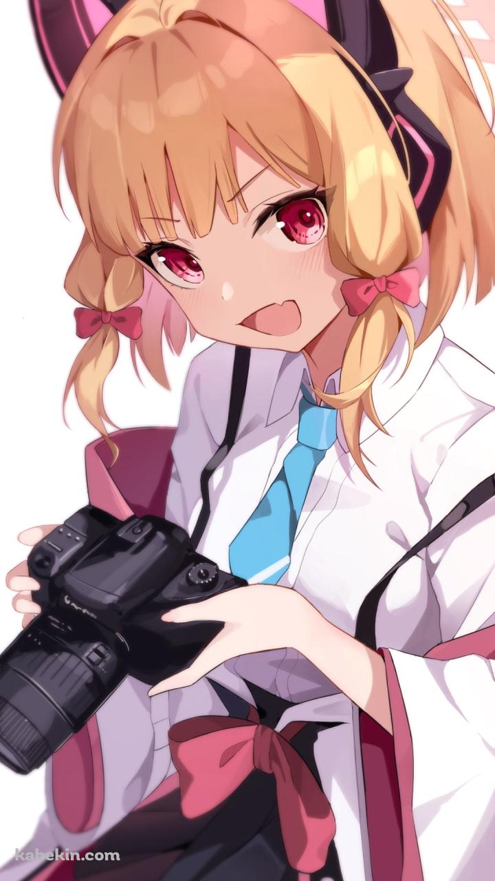 一眼レフカメラを持ちこちらを見つめる笑顔の才羽モモイ / ブルーアーカイブのAndroidの壁紙(720px x 1280px) スマホ用