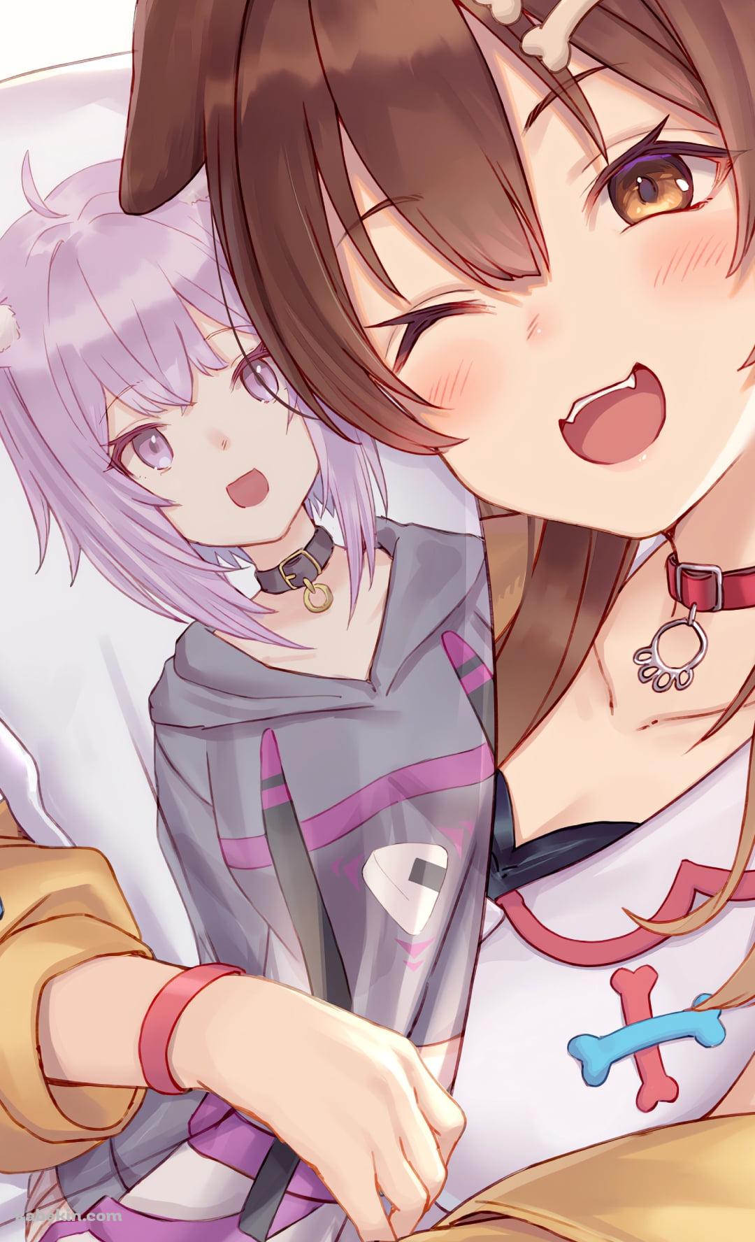 猫又おかゆの抱き枕を抱く戌神ころね / ホロライブ / バーチャルYouTuberのAndroidの壁紙(1080px x 1776px) スマホ用
