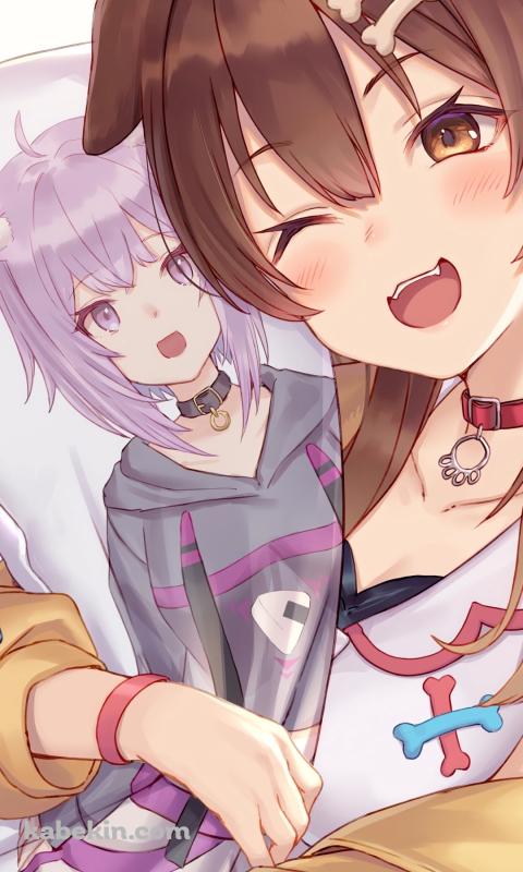 猫又おかゆの抱き枕を抱く戌神ころね / ホロライブ / バーチャルYouTuberのAndroidの壁紙(480px x 800px) スマホ用