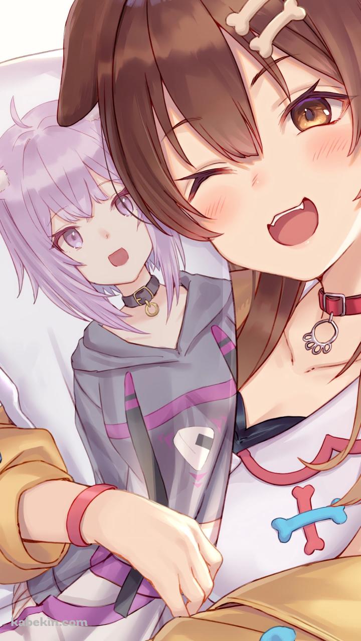 猫又おかゆの抱き枕を抱く戌神ころね / ホロライブ / バーチャルYouTuberのAndroidの壁紙(720px x 1280px) スマホ用