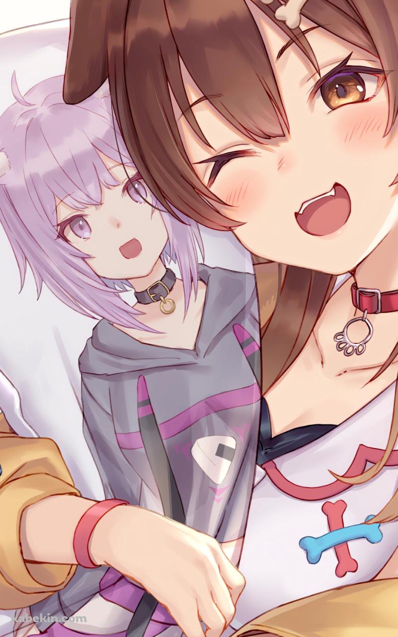 猫又おかゆの抱き枕を抱く戌神ころね / ホロライブ / バーチャルYouTuberのAndroidの壁紙(800px x 1280px) スマホ用