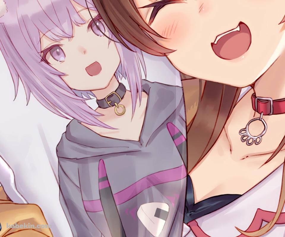 猫又おかゆの抱き枕を抱く戌神ころね / ホロライブ / バーチャルYouTuberのAndroidの壁紙(960px x 800px) スマホ用