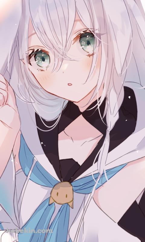 緑の瞳でこちらを見つめる白上フブキ / ホロライブ / バーチャルYouTuberのAndroidの壁紙(480px x 800px) スマホ用